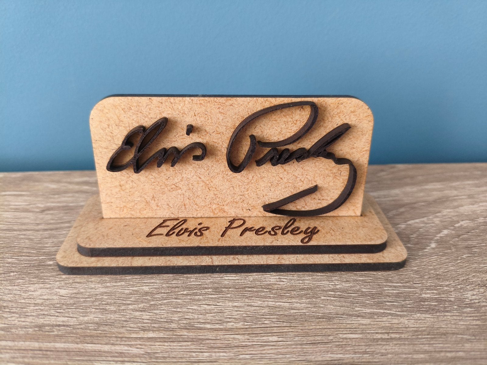 Elvis Presley handtekening – laser gesneden houten display, 12 cm, Hout, Ophalen of Verzenden, Bruin
