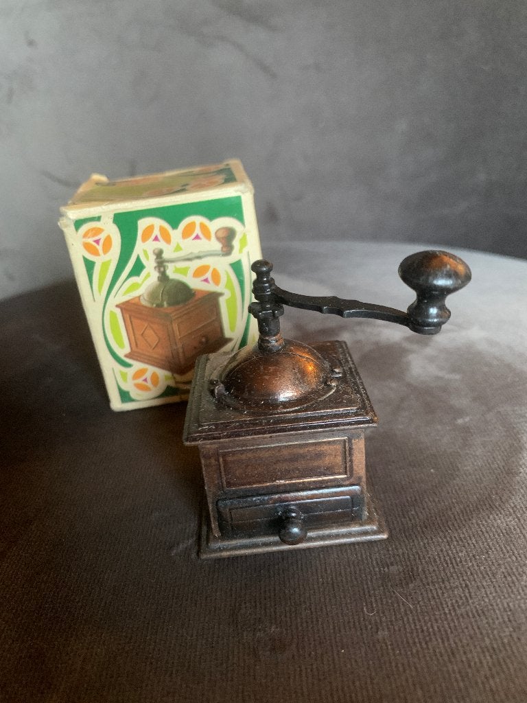 Vintage PlayMe Koperen Miniatuur Koffiemolen met Doosje