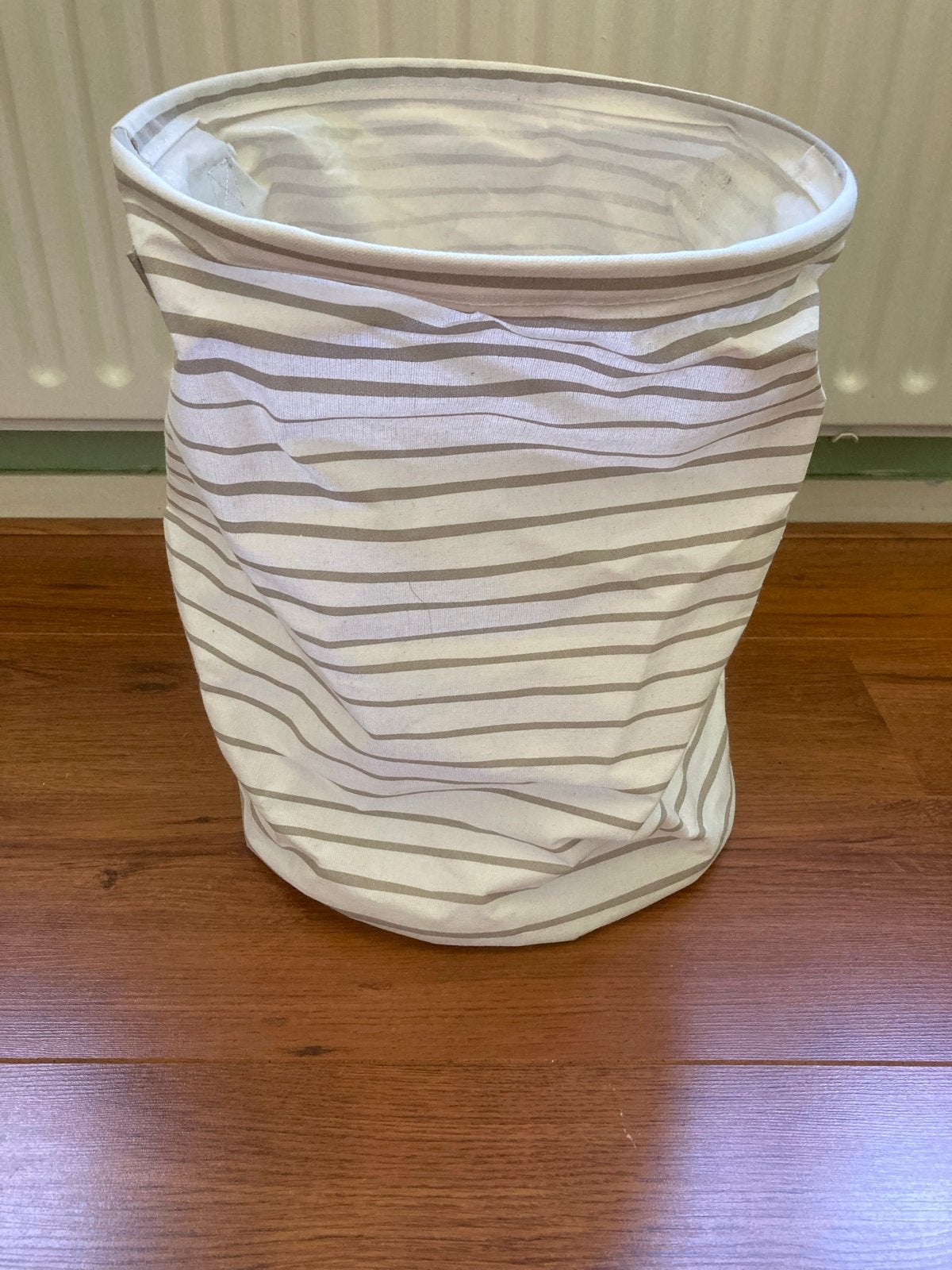 Witte wasmand met grijze strepen, Gebruikt, Ophalen of Verzenden, Modern, Wit