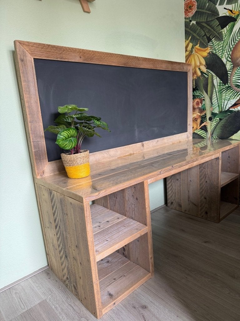 Steigerhouten speeltafel met krijtbord van de Houttwist, Ophalen, Zo goed als nieuw