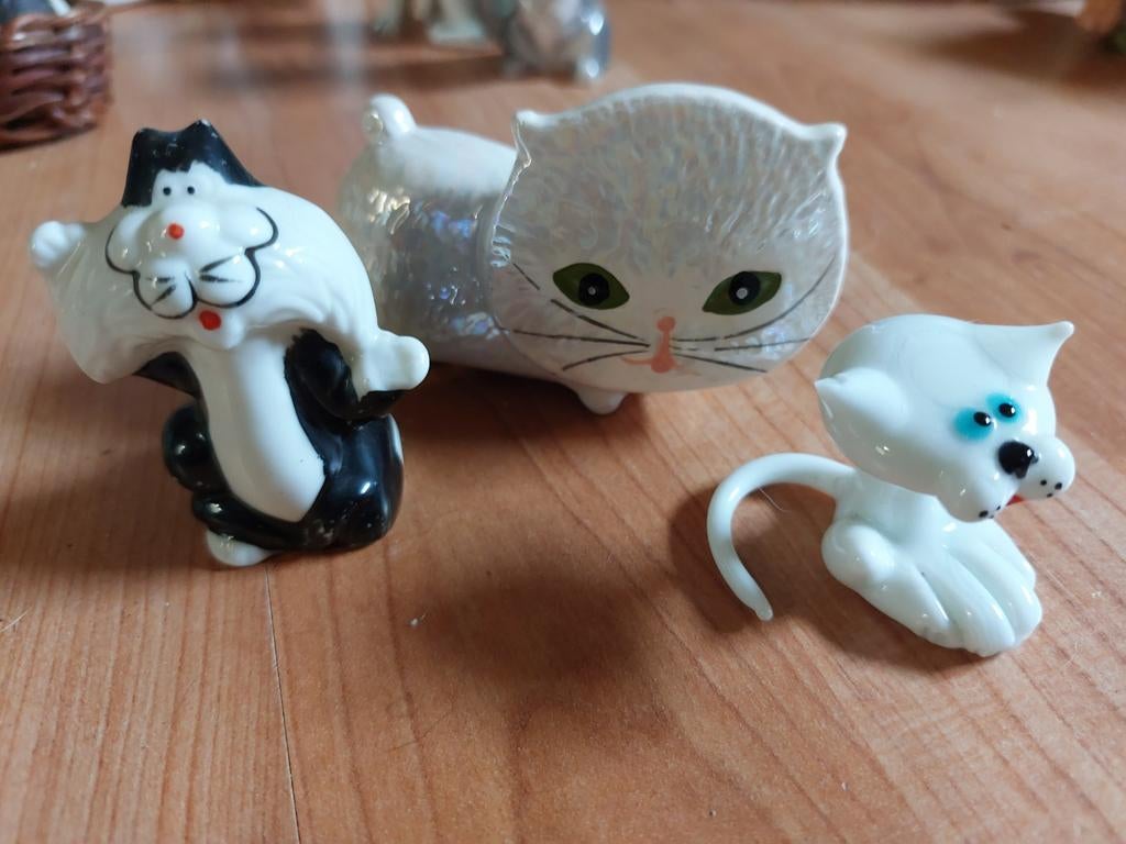 Drie katten beeldjes, Ophalen of Verzenden, Zo goed als nieuw, Hond of Kat, Beeldje of Figuurtje