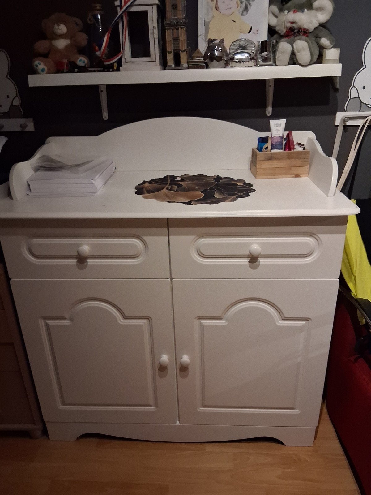 Witte commode met opstaande rand, Gebruikt, 50 tot 70 cm, Ophalen of Verzenden, 75 tot 100 cm