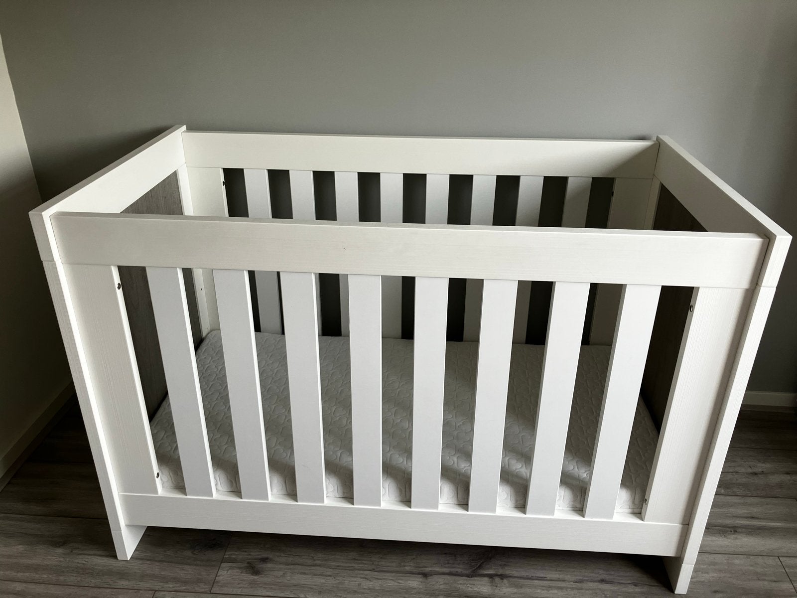 Babybedje Lucca 60x120 cm met matras, wandrek en commode, Ophalen, Zo goed als nieuw, Ledikant