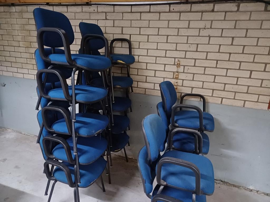 Partij blauwe stapelbare stoelen - kantoor/vergaderstoelen, Ophalen, Gebruikt, Blauw, Stof