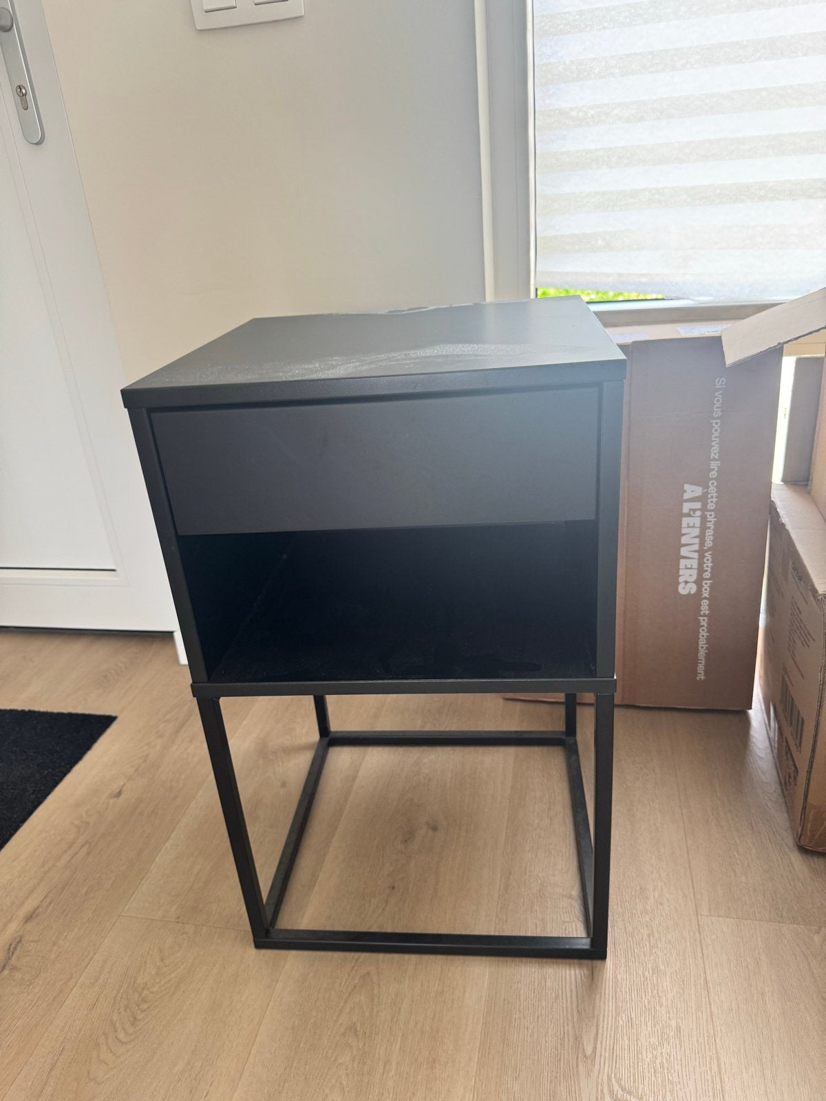 Zwart nachtkastje met lade en open vak, Ophalen, Minder dan 45 cm, 55 tot 70 cm, Zo goed als nieuw