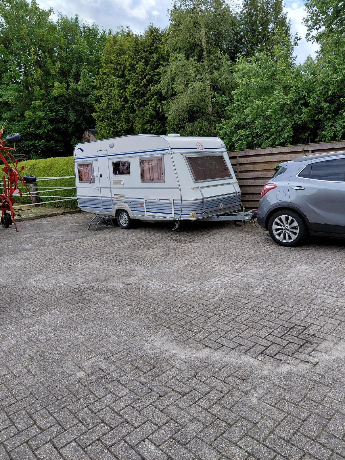 Nette Tec caravan, 4 a 5 persoons, van bouwjaar 2002, Vast bed, Rondzit, Koelkast, 750 - 1000 kg