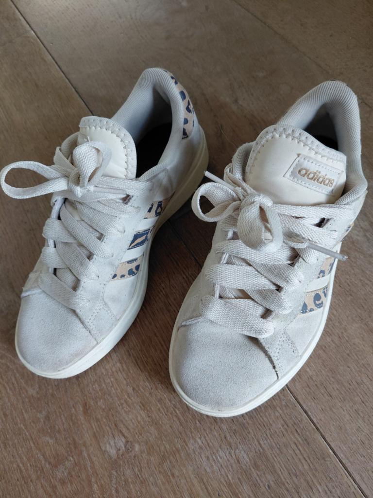 Adidas beige panter maat 36, Ophalen of Verzenden, Zo goed als nieuw, Meisje, Schoenen
