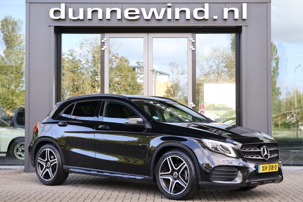Mercedes-benz GLA-KLASSE 180 AMG *LED*CARPLAY*TREKHAAK*CLIMA, Auto's, Gebruikt, 4 cilinders, Zwart, 1335 kg