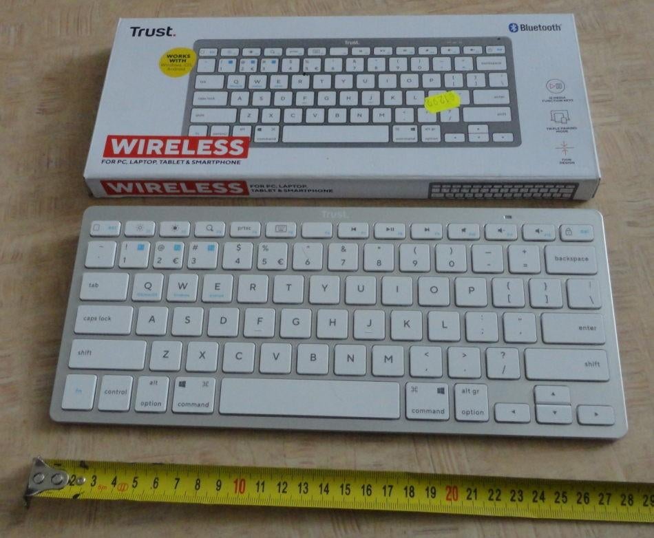 Trust Ultra-thin wireless Bluetooth keyboard, Ophalen of Verzenden, Zo goed als nieuw, Draadloos, Trust