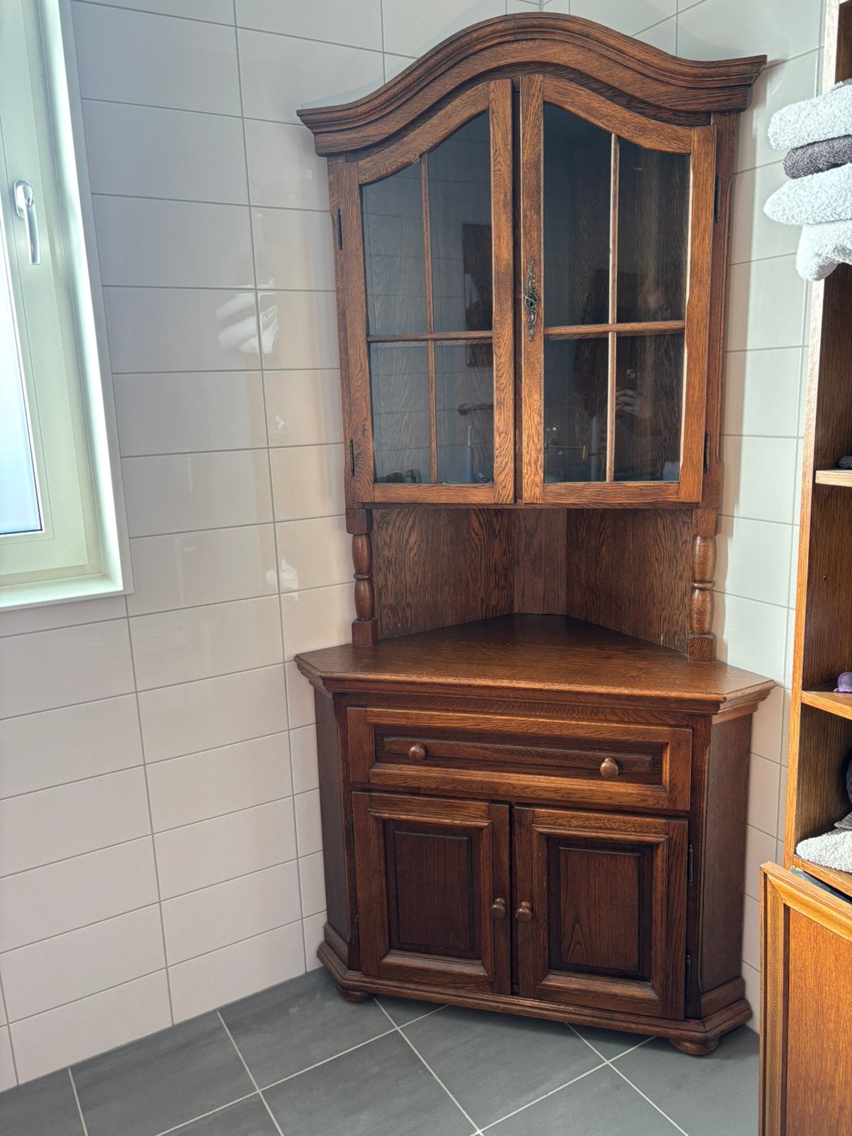 eiken hoekkast / hoekvitrine (2-delig), Ophalen, Eikenhout, 50 tot 100 cm, Zo goed als nieuw