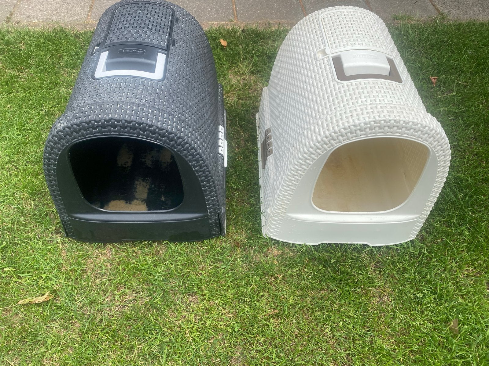 Twee curver kattenbakken, Ophalen