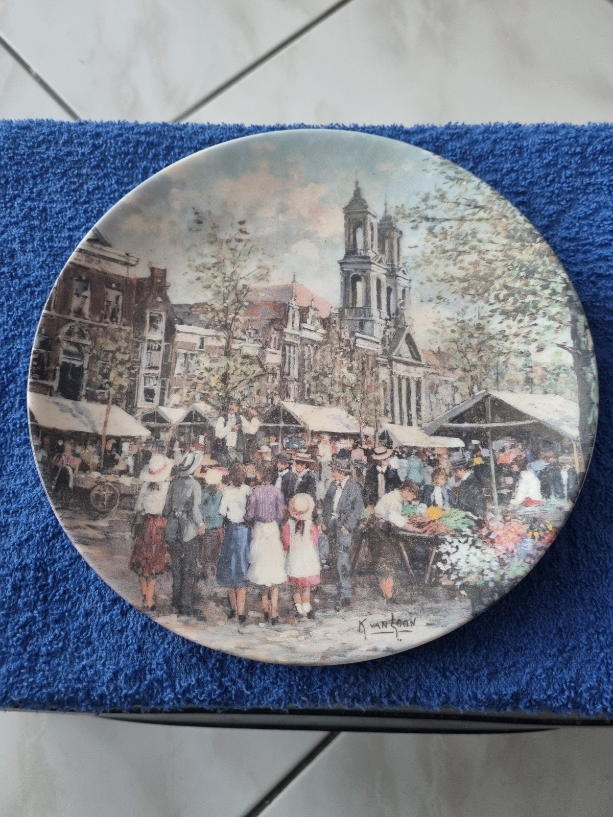 Mosa bord 'Het Amsterdamse Waterlooplein' Koos van Loon, Ophalen of Verzenden
