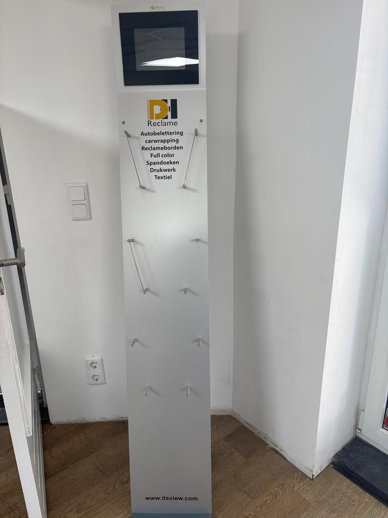 Digitale Reclamezuil met Display en Haken, Ophalen, Zo goed als nieuw