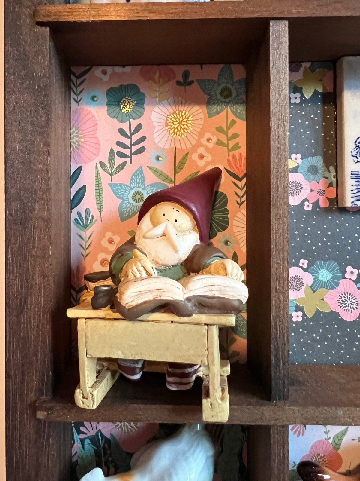 Leuke kabouter die een boek leest - Decoratie, Ophalen of Verzenden, Gebruikt