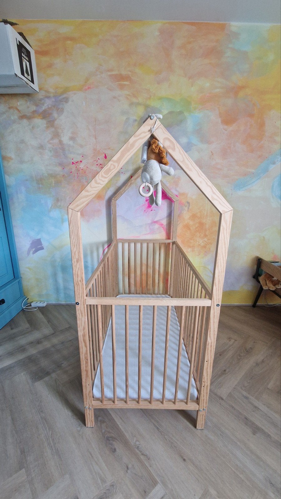 Prénatal ledikant houten huisje, Ophalen, Zo goed als nieuw, Minder dan 140 cm, Matras