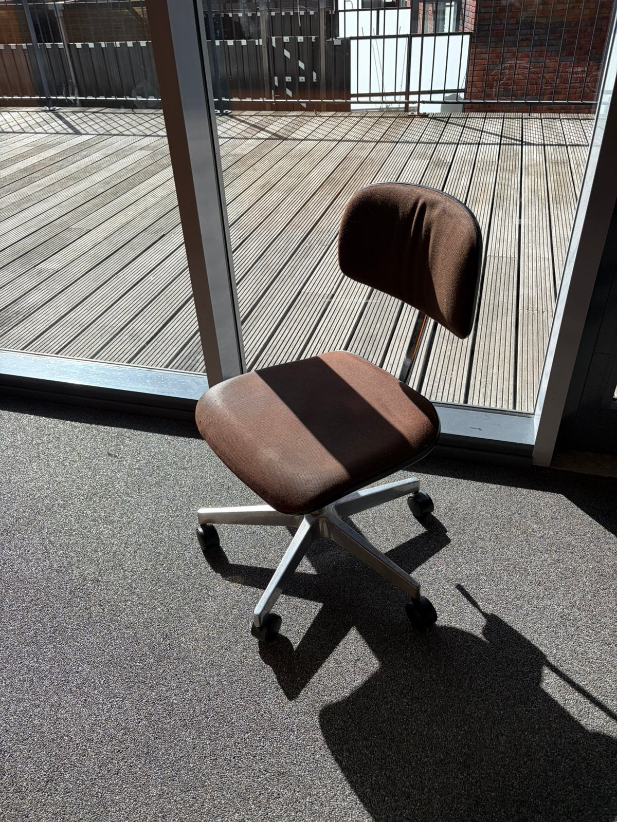 Vintage jaren ’70 bureaustoel – bruin stof – aluminium voet, Ophalen, Zo goed als nieuw, Zwart