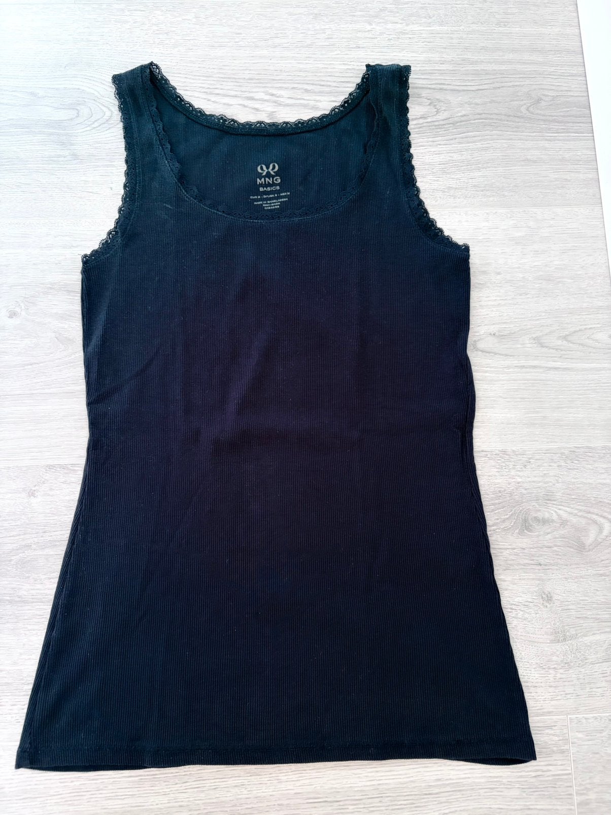 Mango top met kant, Kleding | Dames, Tops, Maat 38/40 (M), Zo goed als nieuw, Zonder mouw, Verzenden