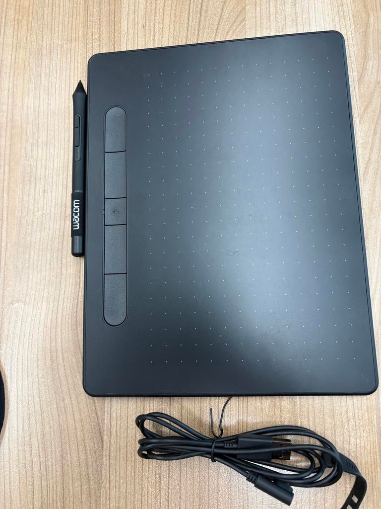 Wacom Intuos tekentablet met pen en kabel, Ophalen of Verzenden, Zo goed als nieuw, Bedraad
