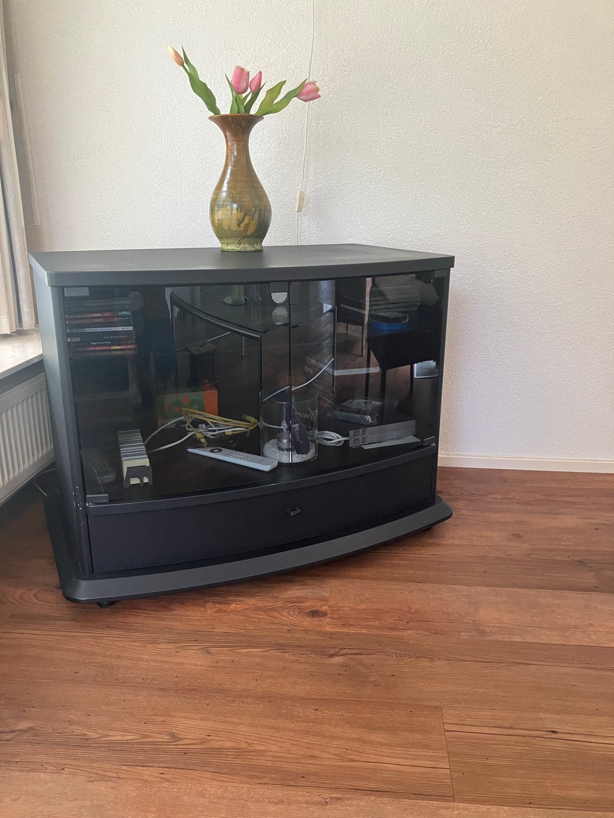 Zwart TV-meubel met glazen deuren en lade, Ophalen, Gebruikt, 100 tot 150 cm, Glas