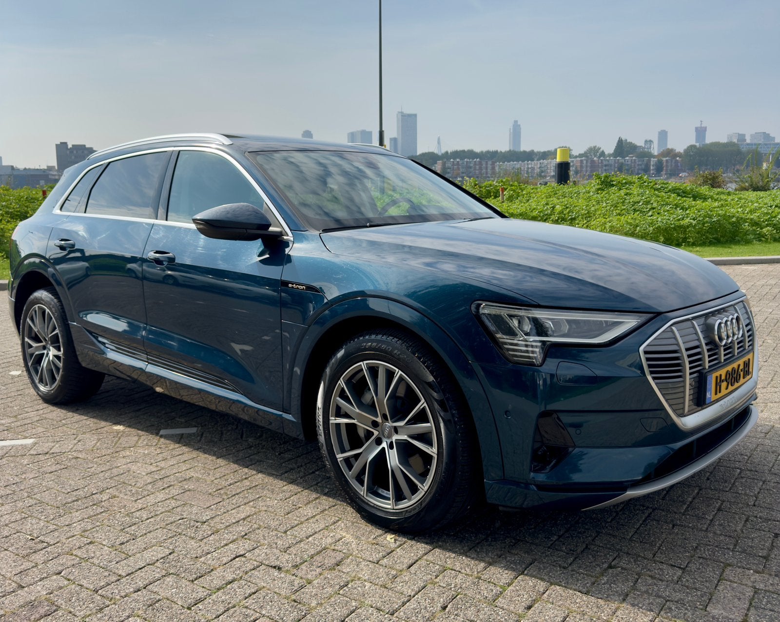 Audi e-tron quattro Launch Edition Plus | Pano | Trekhaak, Auto's, Dealer onderhouden, 1800 kg, 124 €/maand, Blauw