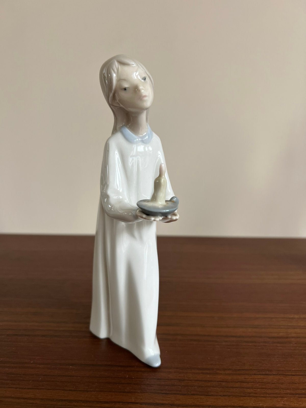 Meisje met kaars beeldje van LLadro spaans porcelein, Ophalen of Verzenden, Zo goed als nieuw, Mens