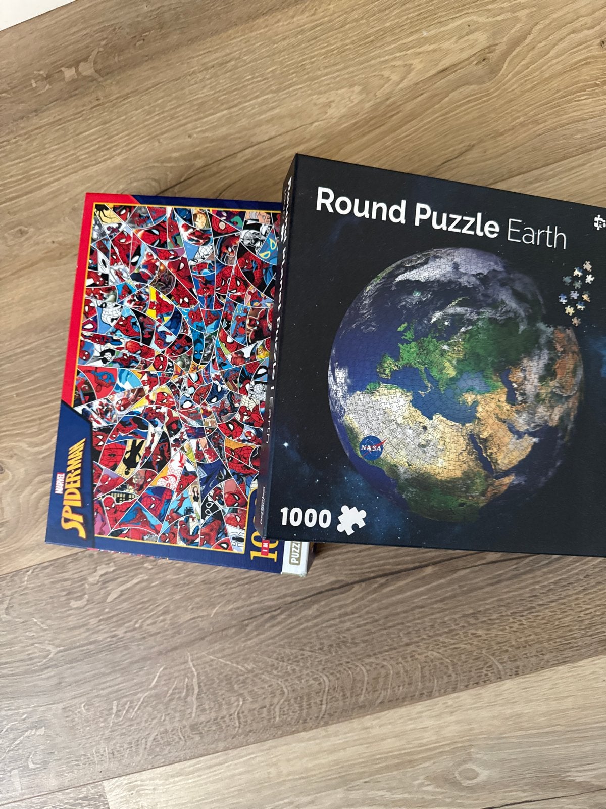 2 Legpuzzels: Spiderman en Round Puzzle Earth, Ophalen, 500 t/m 1500 stukjes, Gebruikt, Legpuzzel