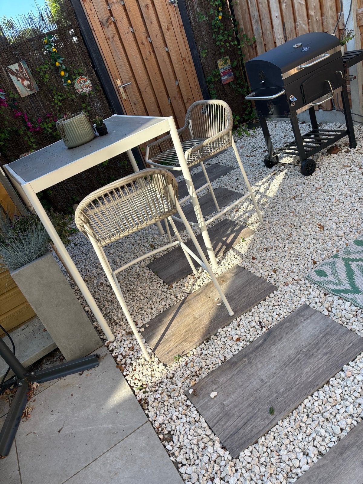 Moderne bartafel met twee barkrukken voor buiten, Ophalen, Zo goed als nieuw