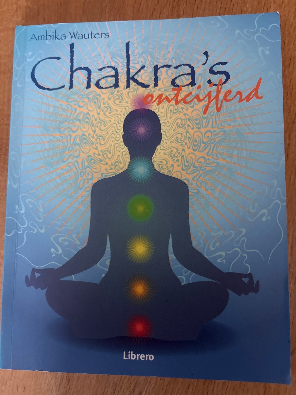 Chakra's Ontcijferd - Ambika Wauters, Boeken, Ophalen of Verzenden, Zo goed als nieuw, Spiritualiteit algemeen, Instructieboek