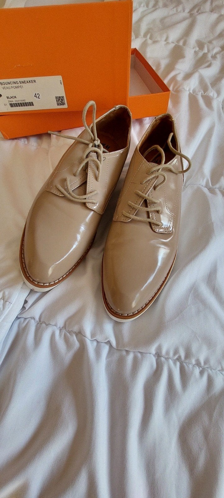 Beige damesschoenen mt.42. H&M.Nieuwe schoenen. Voor €20.00., H&M, Beige, Nieuw, Ophalen of Verzenden