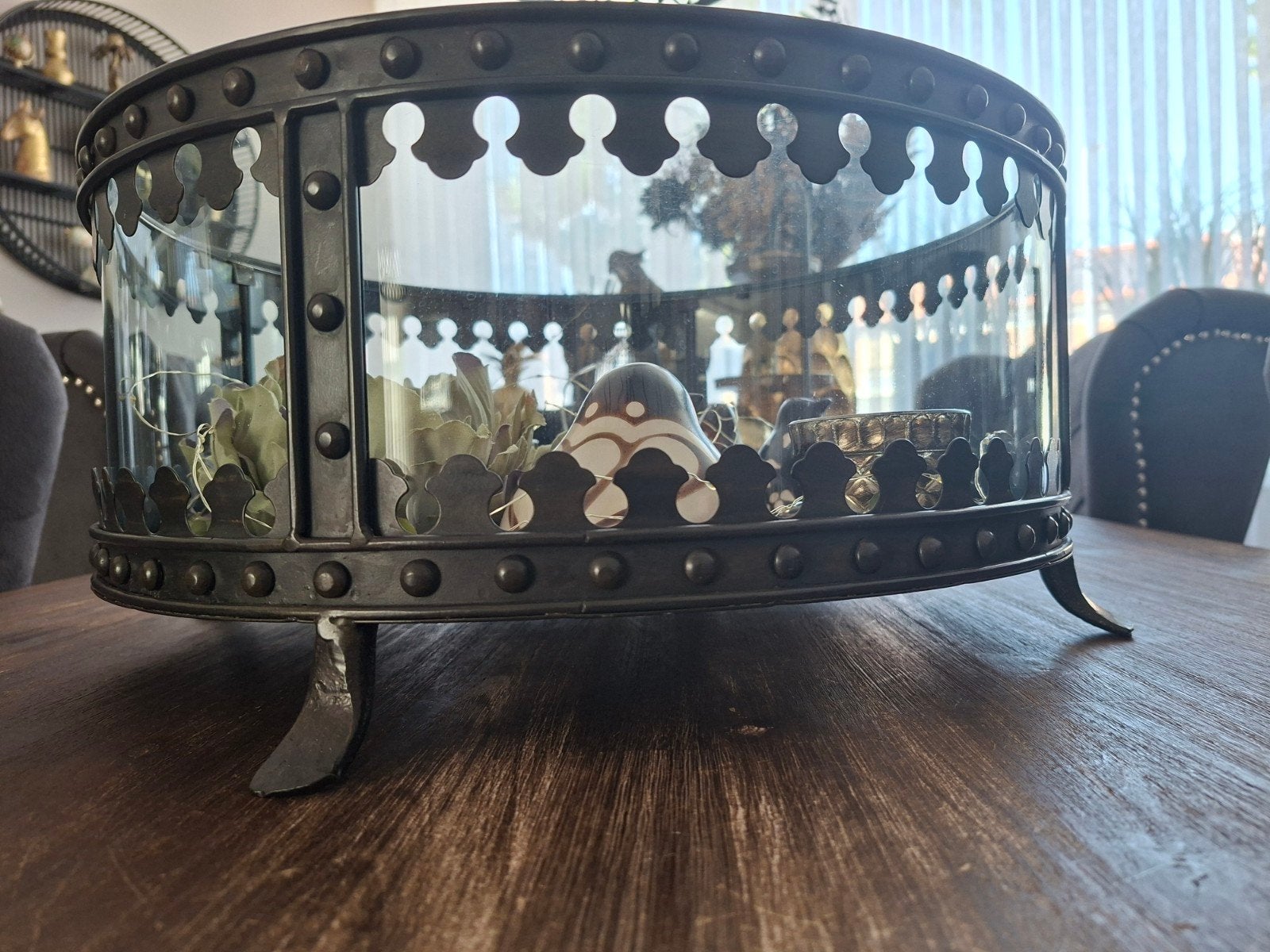 Decoratieve metalen schaal met glas en decoratie, Huis en Inrichting, Woonaccessoires | Stolpen, Ophalen, Zo goed als nieuw