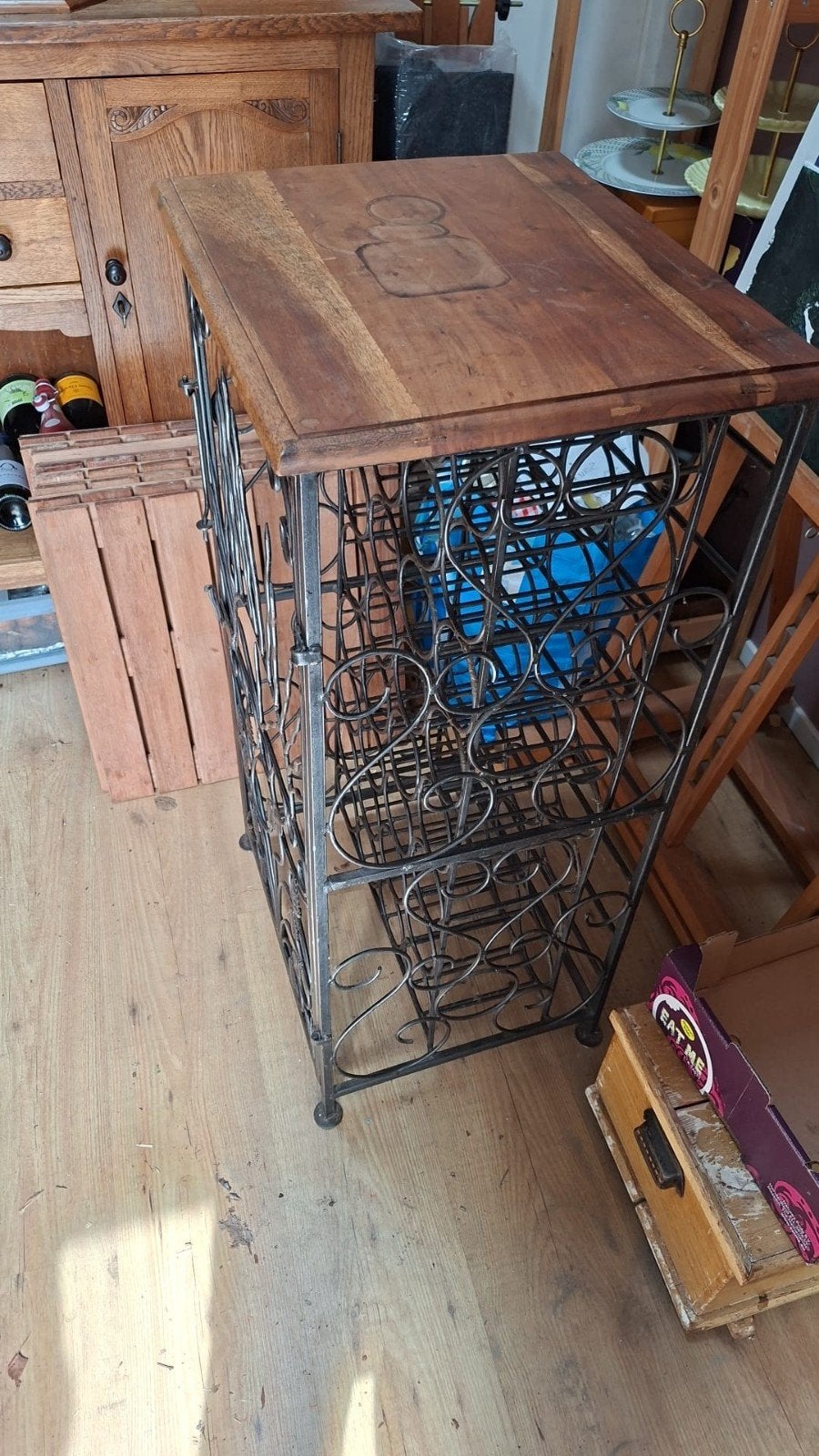Wijnrek voor 32 flessen - Gietijzer met houten bovenblad, Huis en Inrichting, Woonaccessoires | Wijnrekken, Gebruikt, Ophalen of Verzenden