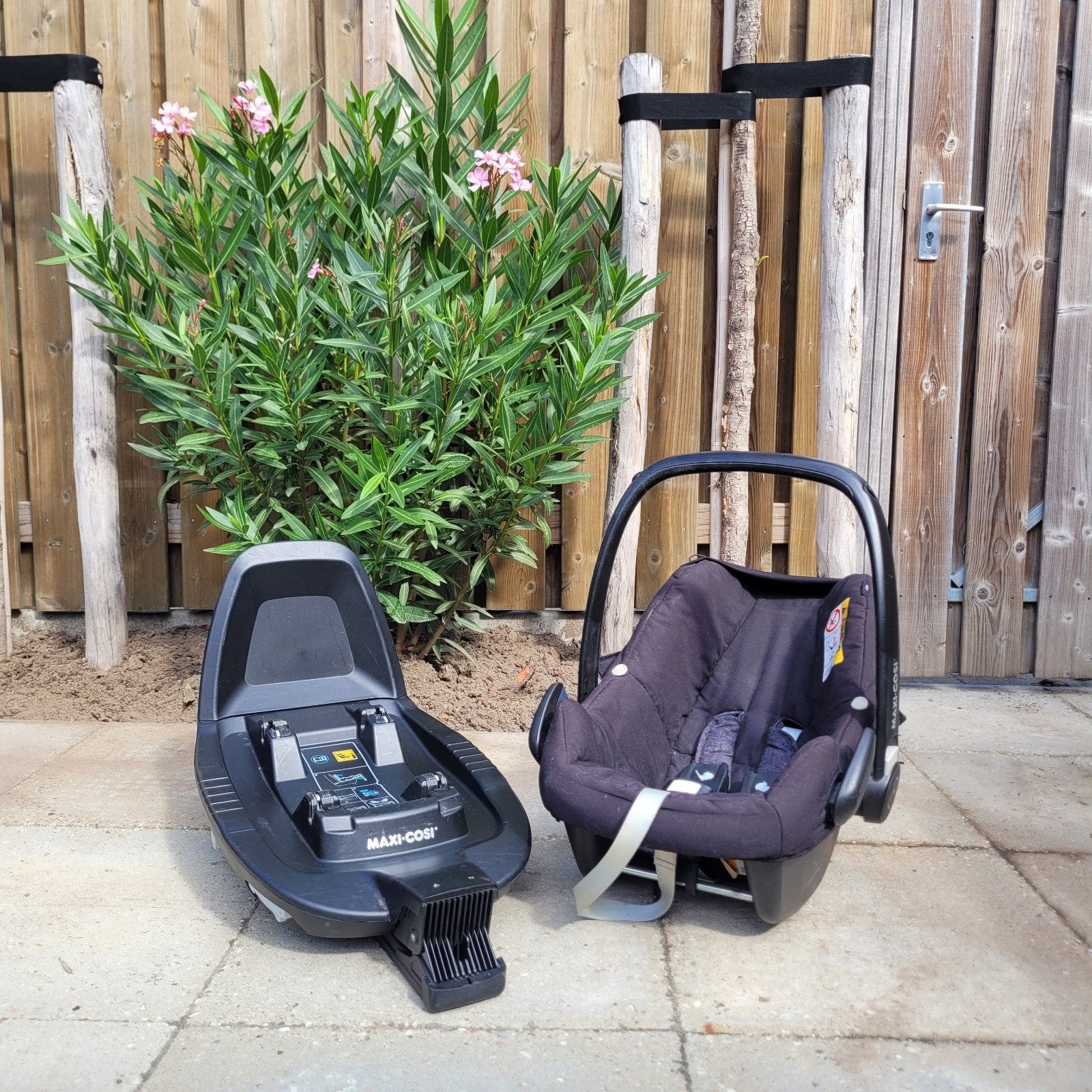 Maxi-Cosi Rock i-Size autostoel met FamilyFix2 base, Ophalen, Zo goed als nieuw, Maxi-Cosi, Autogordel of Isofix