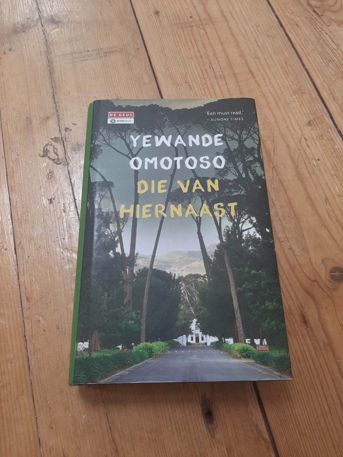Die van hiernaast - Yewande Omotoso boek Oxfam Novib, Boeken, Ophalen of Verzenden, Zo goed als nieuw