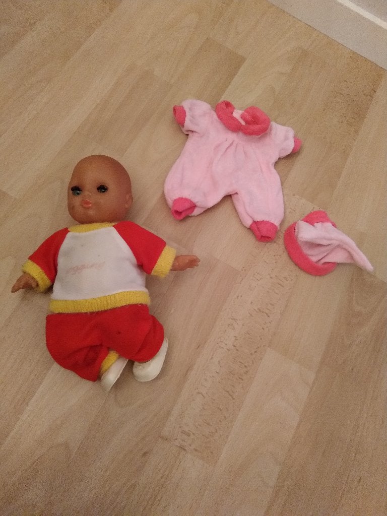 Te koop aangeboden: Babypop met gebogen beentjes , Ophalen of Verzenden, Gebruikt, Babypop