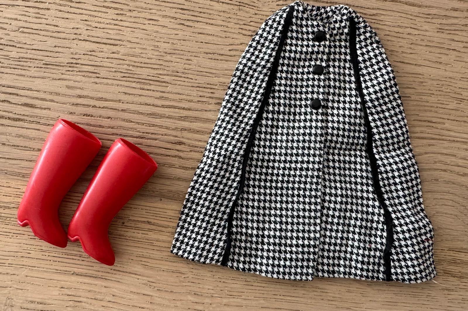 Vintage sindy barbie cape and rain boots set kleding 60s, Ophalen of Verzenden, Gebruikt, Kleertjes