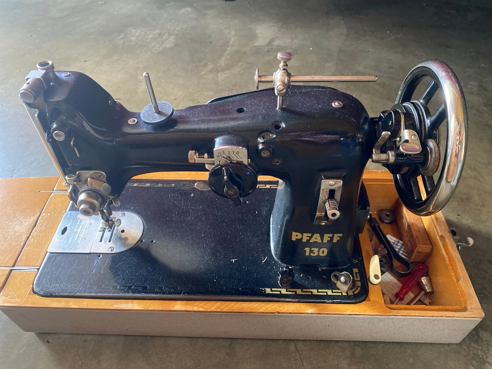 Pfaff 130 Naaimachine met accessoires en koffer, Ophalen, Gebruikt, Naaimachine, Pfaff