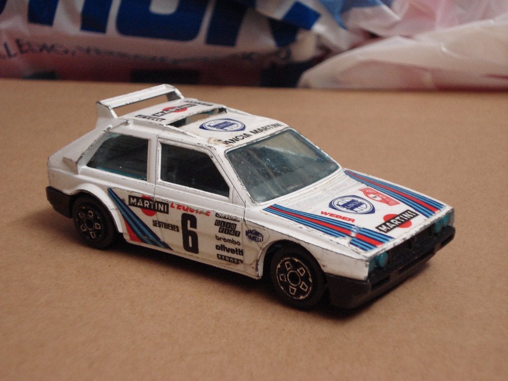 Burago 1 op 43 Lancia Delta S4 MARTINI, Ophalen of Verzenden, Gebruikt, Auto, Overige merken