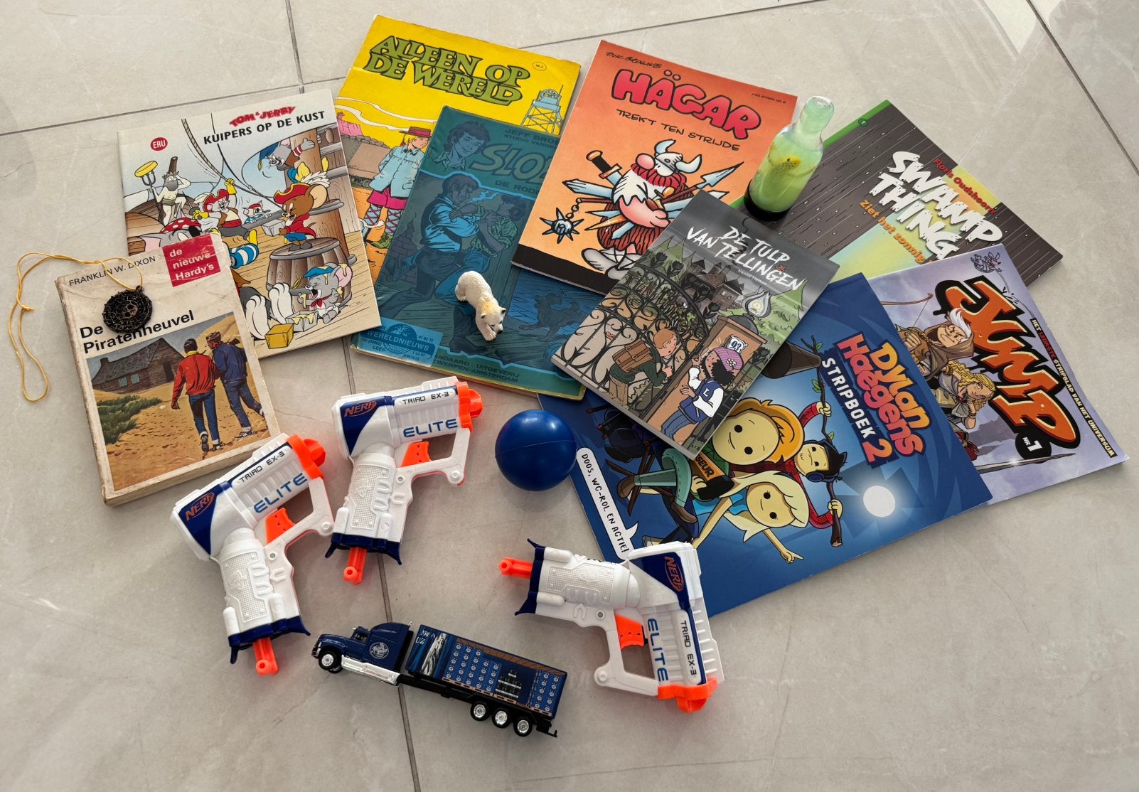 Jongens boeken en speelgoed pakket nerf pistool halloween, Ophalen of Verzenden, Fictie algemeen