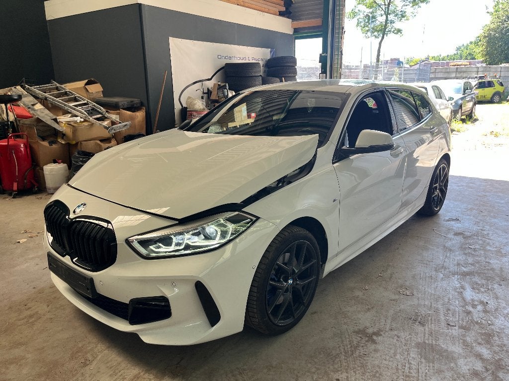 BMW 118i M Sport 2023 met rijdbare schade, Auto diversen, Schadeauto's, Ophalen, Wit, Handgeschakeld, Benzine