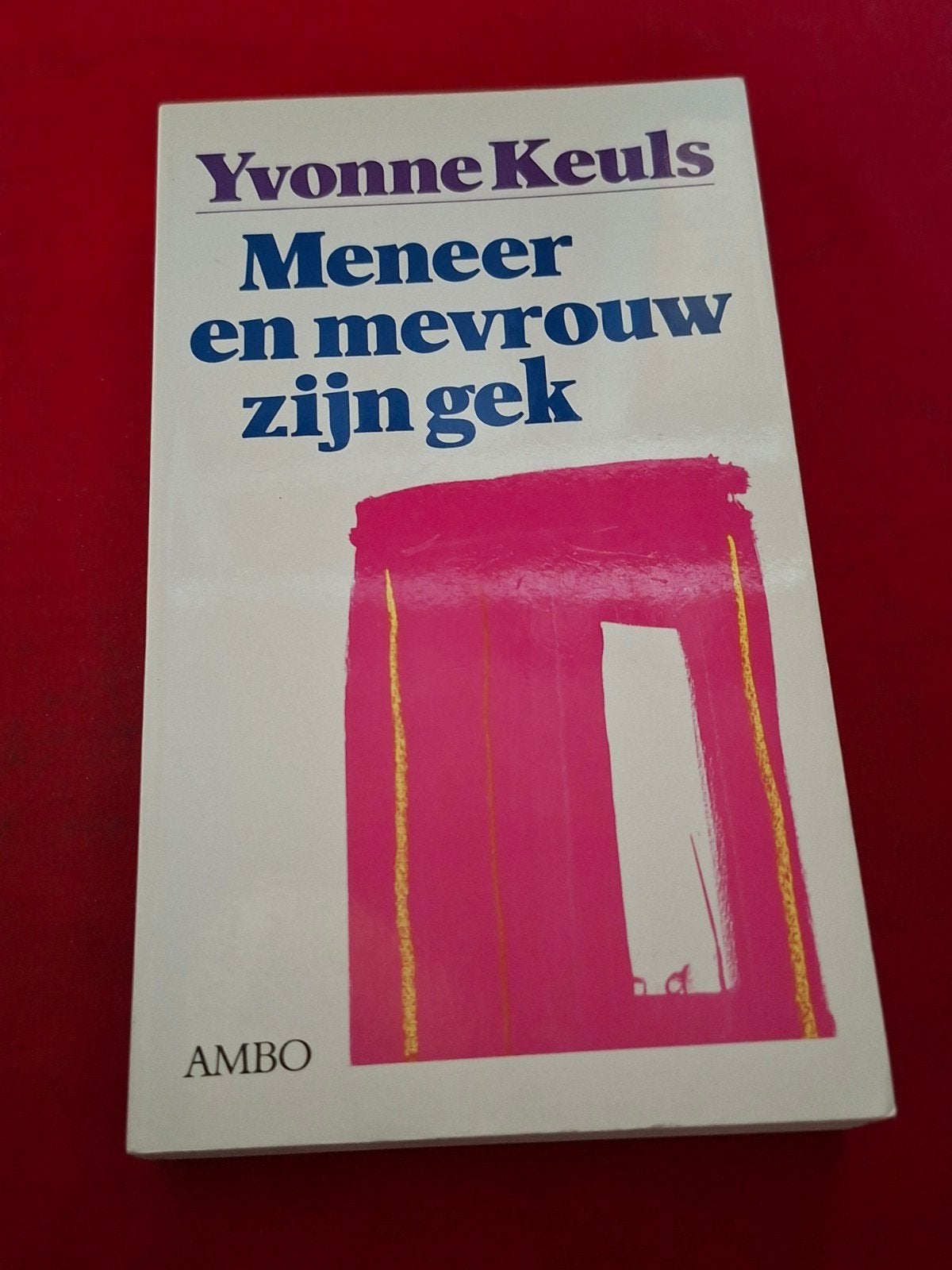 GESIGNEERD Meneer en mevrouw zijn gek. Yvonne Keuls., Ophalen of Verzenden, Gelezen