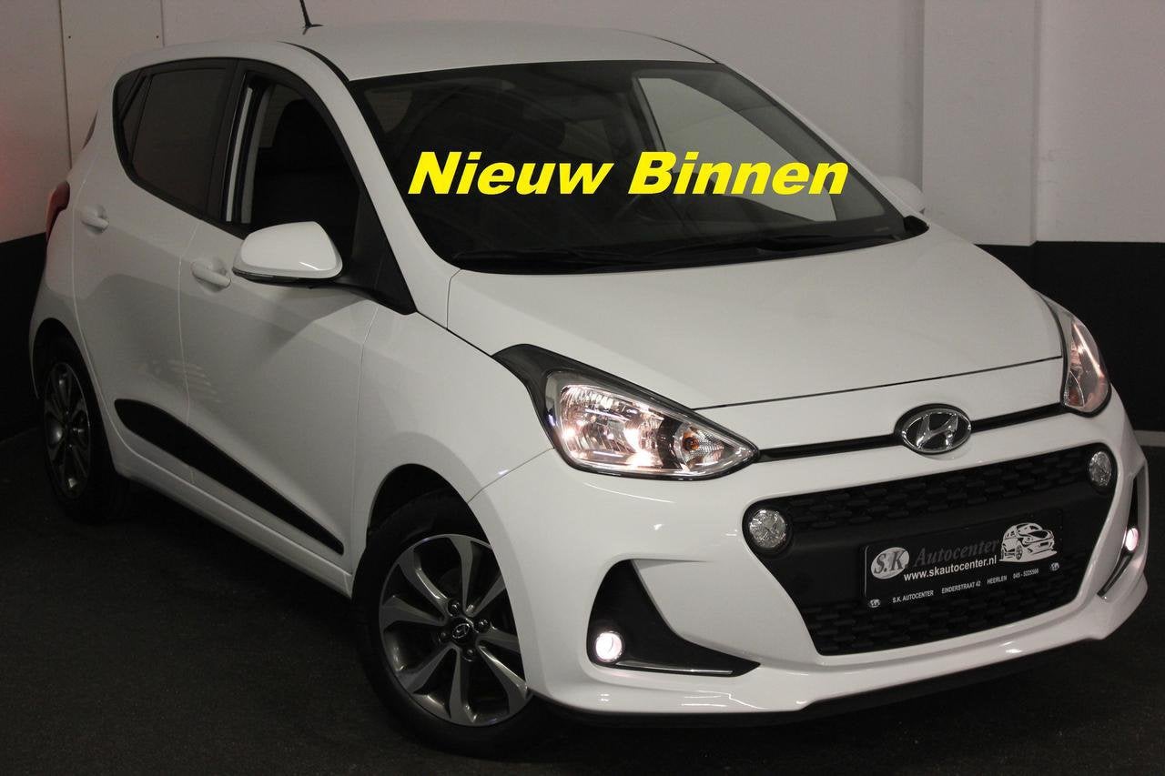 Hyundai i10 STYLE 1.2*NAVI*STUUR+STOELVERWARMING 1E EIGEN, Euro 5, Stof, Gebruikt, Zwart