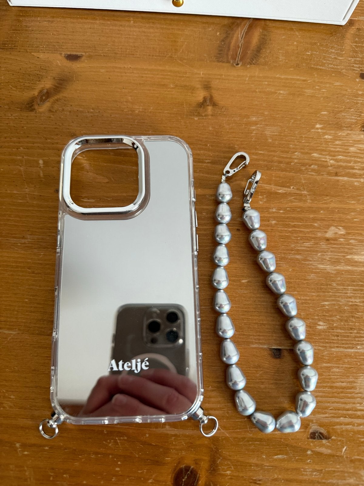 Ateljé iPhone 16 pro hoesje met spiegelen en parelketting, Telecommunicatie, Mobiele telefoons | Hoesjes en Frontjes | Apple iPhone