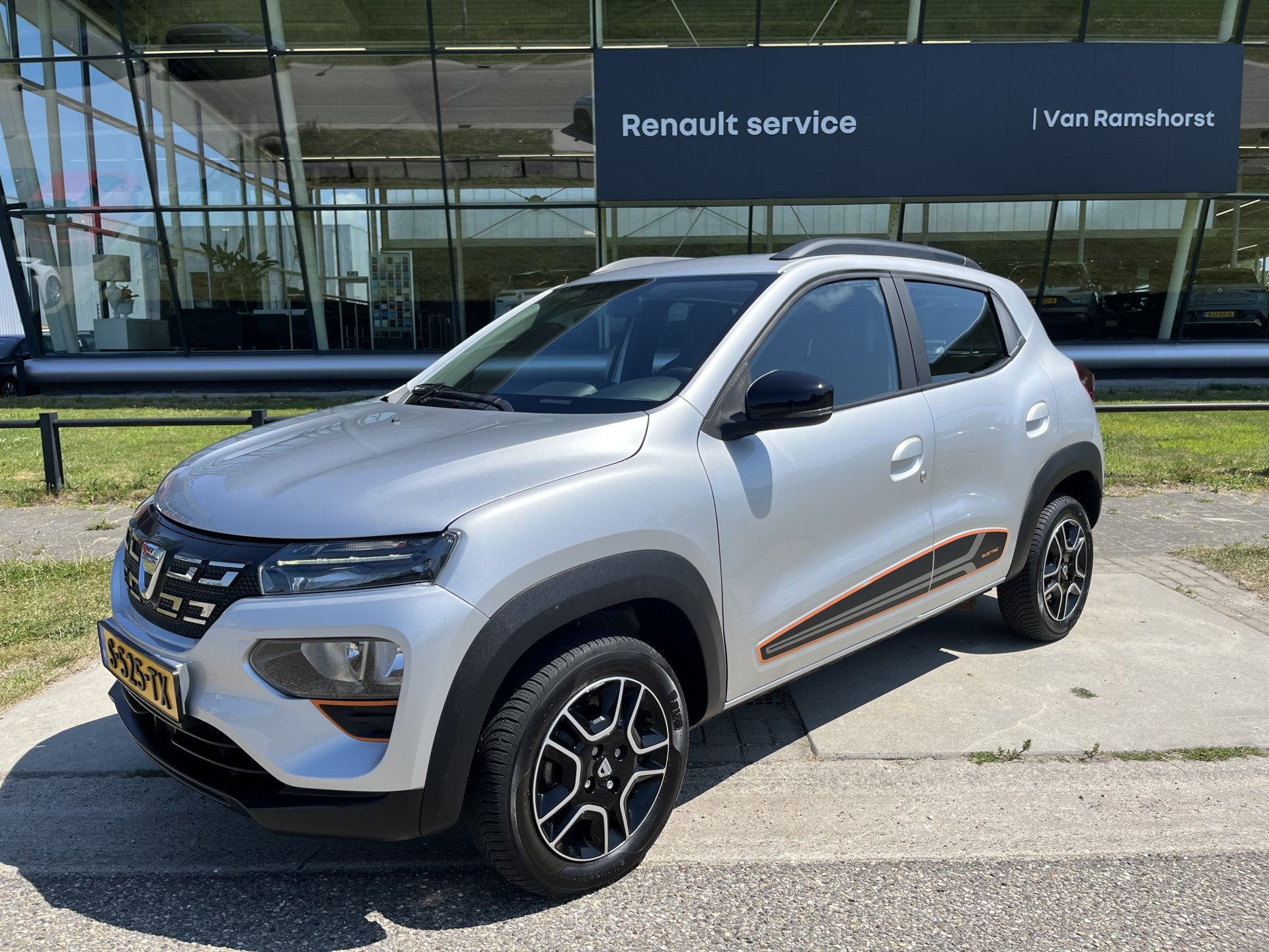 Dacia Spring Comfort Plus (Orange Pack) 27 kWh / Camera / Na, Auto's, Dacia, 12 maanden, Gebruikt, Zwart, 230 km