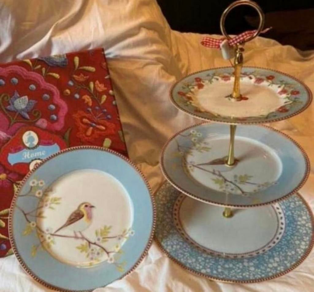 Mooi high tea set etager met 4 bijnehorende bordjes, Ophalen, Zo goed als nieuw