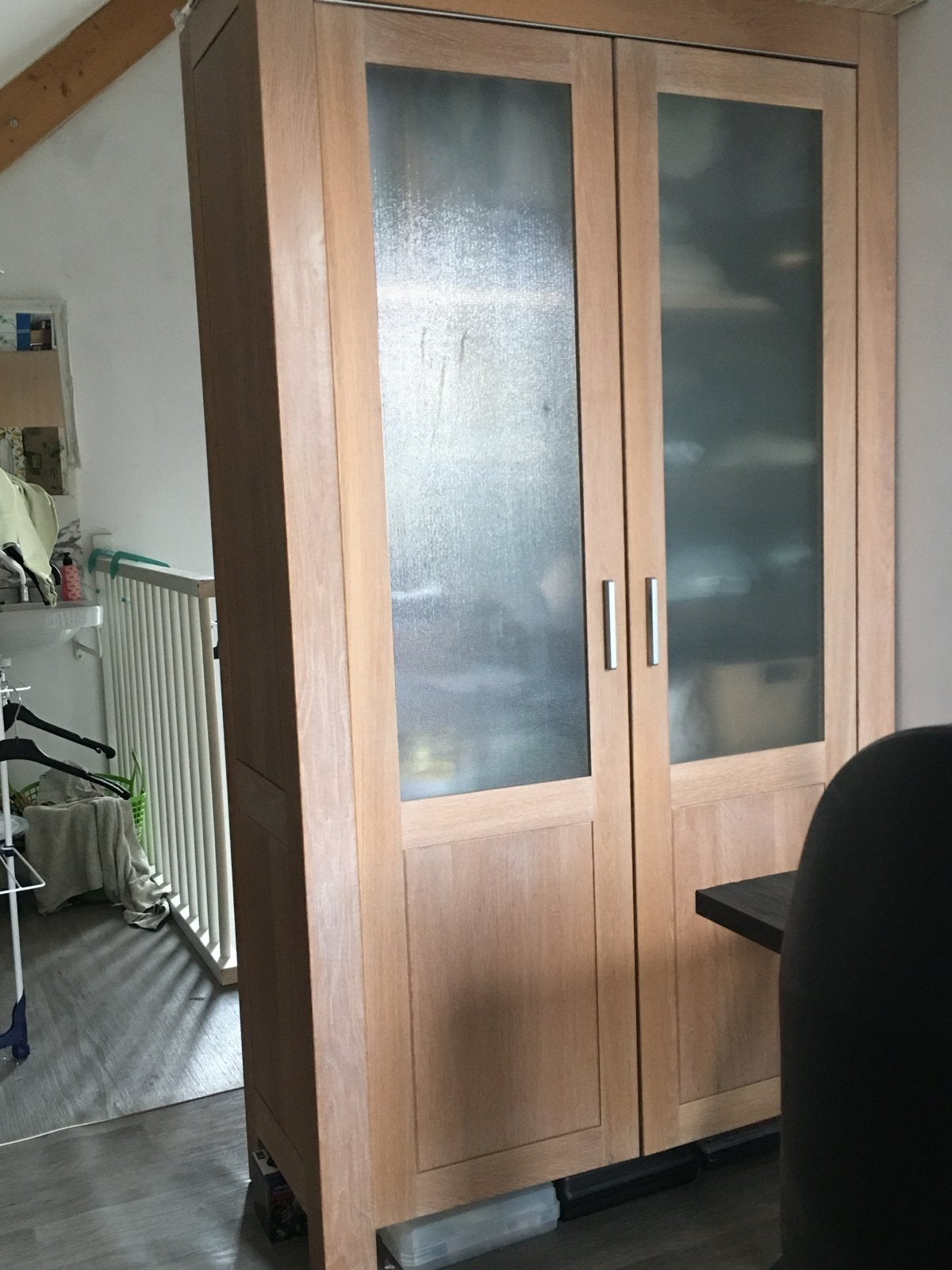 White wash vol eiken kast met glazen en eiken legplanken, Ophalen, Zo goed als nieuw