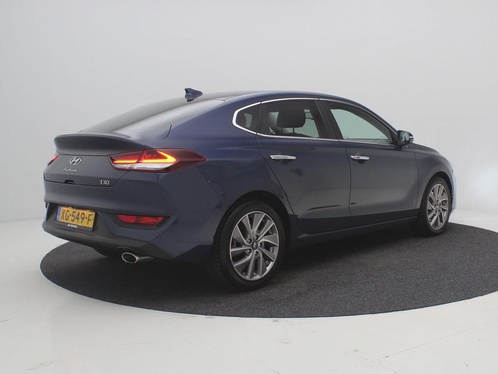 Hyundai i30 1.0 T-GDI 120PK Premium Fastback / Navigatie / A, Auto's, Voorwielaandrijving, Gebruikt, Blauw, Leder en Stof