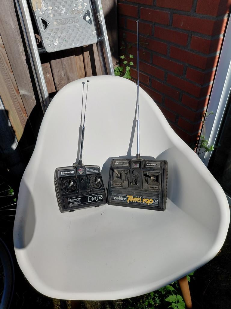 Twee RC zenders met ontvanger en servo, Hobby en Vrije tijd, Ophalen of Verzenden, Gebruikt, Onderdeel