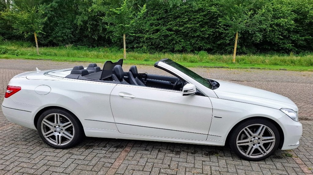 Mercedes-Benz E-Klasse 1.8 E200 CGI Cabriolet AUT 2010 Wit, Auto's, Euro 5, Achterwielaandrijving, 1800 kg, Zwart