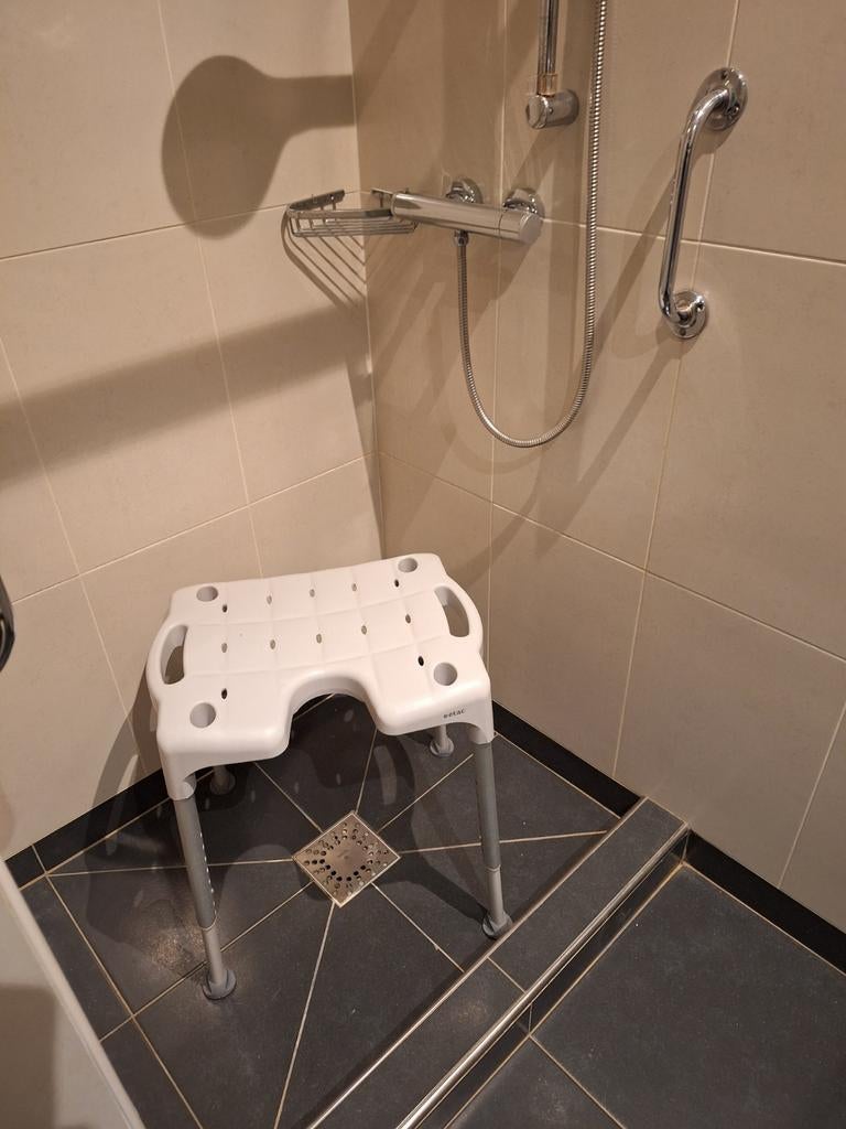 Douche kruk in hoogte verstelbaar, Ophalen of Verzenden, Zo goed als nieuw, Duwrolstoel