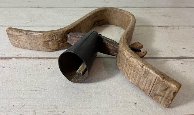 Unieke Franse geitenbel met klepel van been en houten juk, Antiek en Kunst, Antiek | Gereedschap en Instrumenten, Ophalen of Verzenden